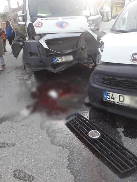 İki araç kafa kafaya çarpıştı