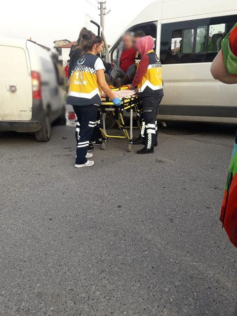 İki araç kafa kafaya çarpıştı
