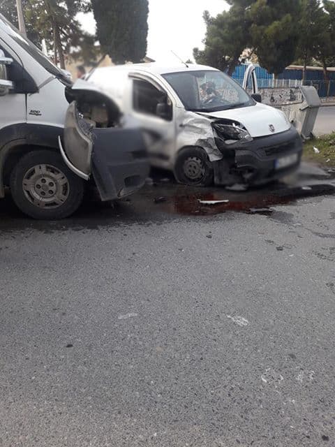 İki araç kafa kafaya çarpıştı