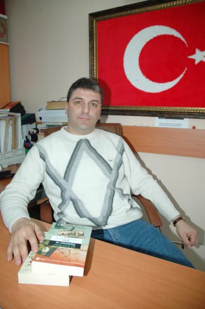 <font size="2"><font face="Arial"><strong><font color="#000000">Kesinlikle Soykırım Belgesi Yoktur</font></strong><br /><br />Ermenilerin 1. D&uuml;nya Savaşı sırasında Ruslar ile işbirliği yaptıkları i&ccedil;in zorunlu g&ouml;&ccedil;e tabi tutulduklarını hatırlatan Do&ccedil;. Dr. Şahin, Osmanlı Devleti'nin hi&ccedil;bir zaman soykırım d&uuml;ş&uuml;ncesi i&ccedil;inde olmadığını ifade etti. Zorunlu g&ouml;&ccedil;e tabi tutulan sınıflar arasında doktorlar, askerler, hemşireler ve Protestan k&ouml;kenlilerin kapsam dışında bırakıldığını anımsatan Şahin, s&ouml;zlerini ş&ouml;yle s&uuml;rd&uuml;rd&uuml;:&nbsp;<font color="#333399">''Soykırım amacı olsa bu kişileri neden ayırsınlar? Ermeni'leri yok etmeye &ccedil;alışsaydık, bunun mutlaka bir belgesi olurdu ama bug&uuml;ne kadar b&ouml;yle bir belge bulunamadı. Ermeni meselesi konusunda &uuml;lkemizden bazı kabul sesleri &ccedil;ıkıyor, imza kampanyaları. Ermeni meselesini siyasi olarak kabul etsek arşivlerimizi yakmamız lazım. Arşiv bir milletin hafızasıdır. Arşivimizde <strong>kesinlikle soykırım belgesi yoktur</strong>.''</font>&nbsp;<br /><br /><strong><font color="#000000">T&uuml;rkiye, Bu Konuda Ge&ccedil; Kalıyor</font></strong><br /><br />Osmanlı arşivlerinin b&uuml;t&uuml;n yabancı araştırmacılara a&ccedil;ık olduğunu kaydeden Do&ccedil;. Dr. Şahin, soykırımın aksine 1. D&uuml;nya Savaşı sırasında Ruslar ve Ermenilerin Doğu Anadolu'da 2 milyon sivili katlettiğini s&ouml;yledi. Ermeni meselesinin g&ouml;&ccedil;&uuml;n 50. yılı olan 1965 yılında yeniden g&uuml;ndeme taşındığını belirten Do&ccedil;. Dr. Şahin, ş&ouml;yle konuştu:&nbsp;<font color="#333399"> ''Ermeniler 1965 yılında 50. yılı anma etkinlikleri d&uuml;zenledi. 2015 yılı ise zorunlu g&ouml;&ccedil;&uuml;n 100. yılıdır. Bunun i&ccedil;in b&uuml;y&uuml;k bir hazırlık i&ccedil;indeler. Ermeniler zorunlu g&ouml;&ccedil;&uuml;n 100. yılı olan 2015'e kadar soykırım iddialarını 100 devlet parlamentosuna kabul ettirmeyi hedefliyor. Bağımsız devlet olarak g&uuml;n&uuml;m&uuml;zde soykırım iddialarını 18 &uuml;lkeye kabul ettirmişlerdir. Amerika'daki eyaletleri &uuml;lke olarak kabul edersek bu sayı 30 civarındadır. Faaliyetlerini bu y&ouml;nde y&uuml;r&uuml;t&uuml;yorlar. B&uuml;y&uuml;k bir yayın faaliyeti yapıyorlar. T&uuml;rkiye Ermeni meselesini birinci &ouml;nceliği arasına almalıdır. Bir an &ouml;nce Dışişleri Bakanlığı konuyu g&uuml;ndemine almalıdır. T&uuml;rkiye bu konuda ge&ccedil; kalıyor.''</font>&nbsp;<br /><br /><strong><font color="#000000">Bu Bir Rastlantı mı?</font></strong><br /><br />Amerika Birleşik Devletleri Başkanı Barack H&uuml;seyin Obama'nın TBMM'de yaptığı konuşmasını da değerlendiren Do&ccedil;. Dr. Şahin, ş&ouml;yle dedi:&nbsp;</font></font><font face="Arial" size="2" color="#333399">'TBMM'de <strong>'Ben Ermeni meselesi konusundaki d&uuml;ş&uuml;ncelerimi aynen koruyorum'</strong> dedi. Garip bir durum ki konuşması alkışlandı. Bilin&ccedil;li olarak mı, cahillikten mi alkışlandı, farkına varamadım.<strong> Alkışlamamızı gerektirecek ne s&ouml;yledi ki alkışladık?</strong> Obama'nın Ermenilere se&ccedil;imden &ouml;nce s&ouml;z&uuml; var. Adam s&ouml;z&uuml;n&uuml;n arkasında durduğunu s&ouml;yledi, biz de mecliste onu alkışladık. Obama mecliste konuştuğu saatlerde doğum yeri Havai'deki parlamento soykırımı kabul etmiştir. <strong>Bu bir rastlantı mı? Bence Amerika'nın soykırımın<br />arkasında duracağının g&ouml;stergesidir</strong>.&quot;&nbsp; </font>