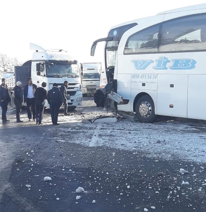 Sakarya plakalı otobüs; Ankara yolunda kaza yaptı! 