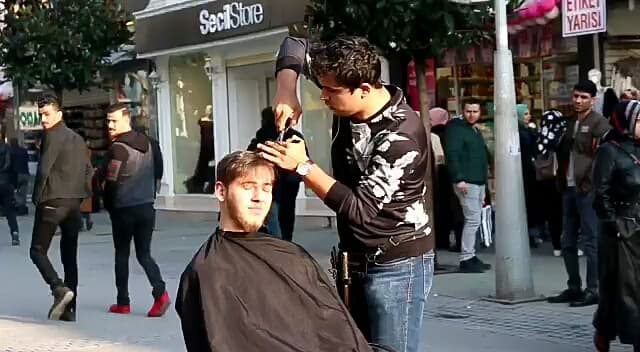 Çark Caddesi'nin ortasında saç kesti