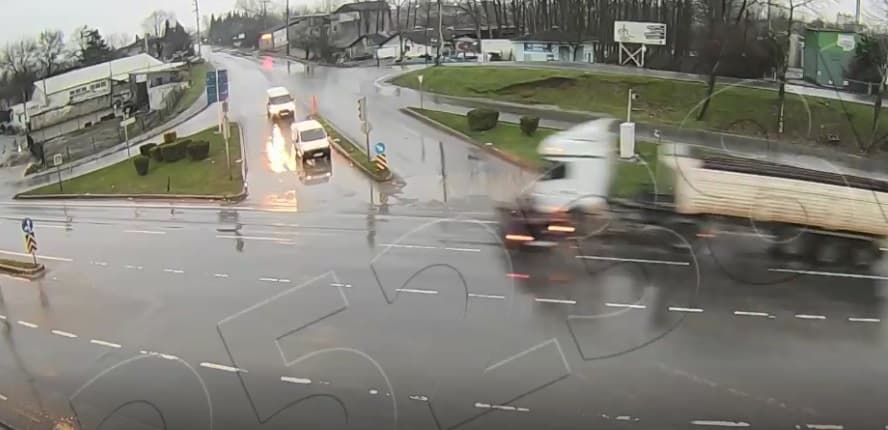 Tır otomobili böyle biçti