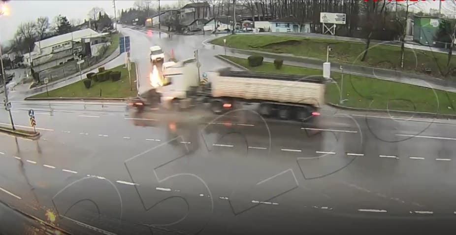 Tır otomobili böyle biçti