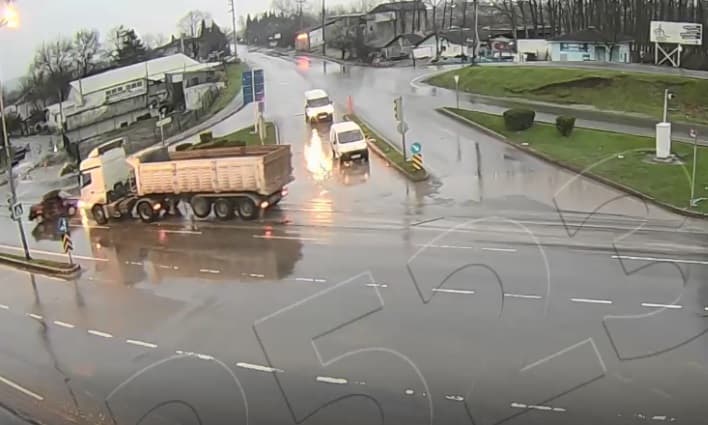 Tır otomobili böyle biçti