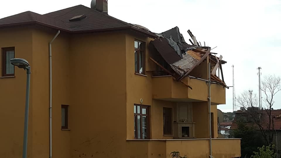 Hortum dehşeti, yıktı geçti