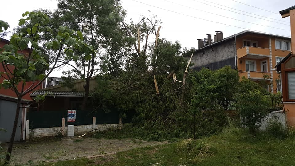 Hortum dehşeti, yıktı geçti