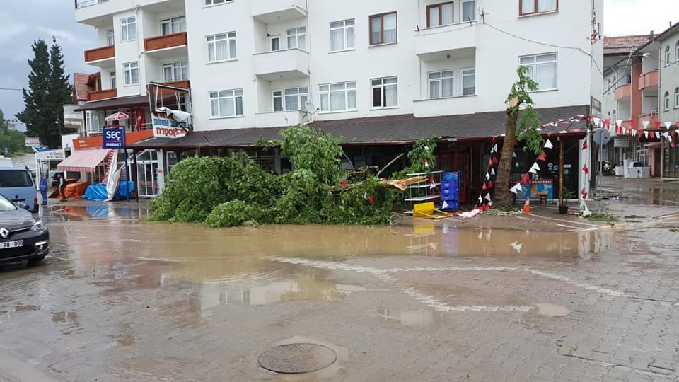 Hortum dehşeti, yıktı geçti