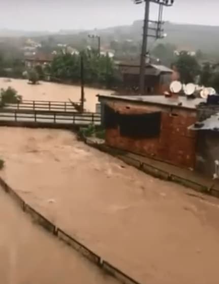 Kuvvetli yağış dereyi taşırdı