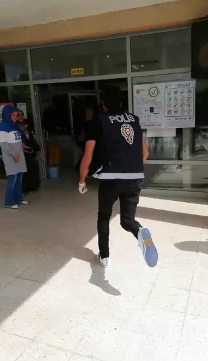 Sınav evrağını unutan öğrencinin yardımına polis koştu