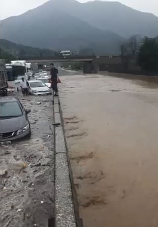 Sel suları araçlara geçit vermedi