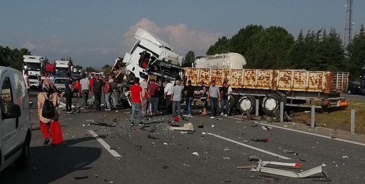 TEM'de tır dehşeti: 1 ölü, 6 yaralı