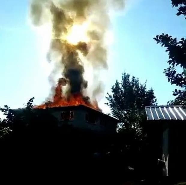 İki katlı ev alevlere teslim oldu