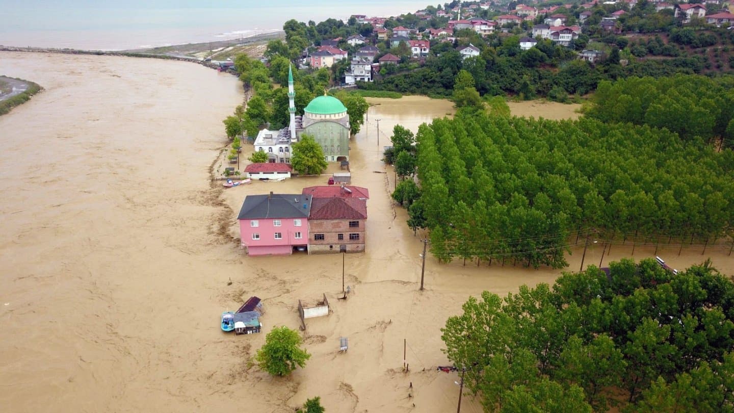 Sel felaketinde 40 kişi kurtarıldı