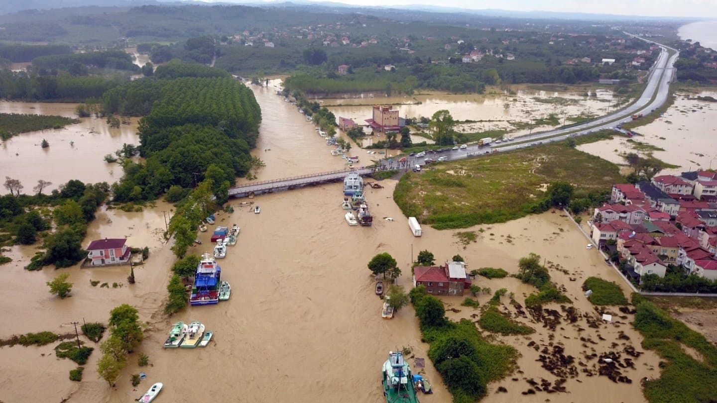 Sel felaketinde 40 kişi kurtarıldı