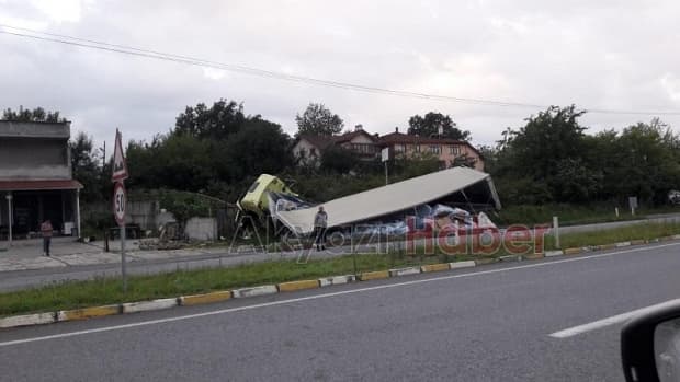 Tır elektrik direğine çarptı, sürücü kaçtı