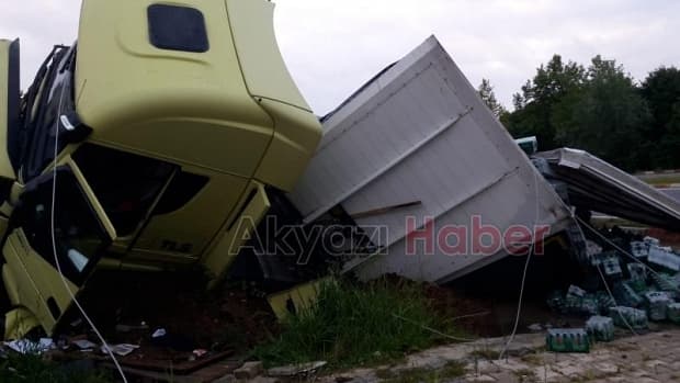 Tır elektrik direğine çarptı, sürücü kaçtı