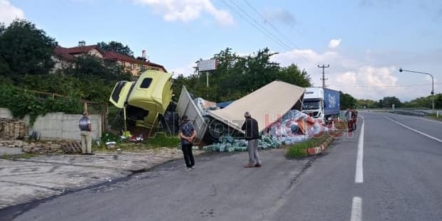 Tır elektrik direğine çarptı, sürücü kaçtı