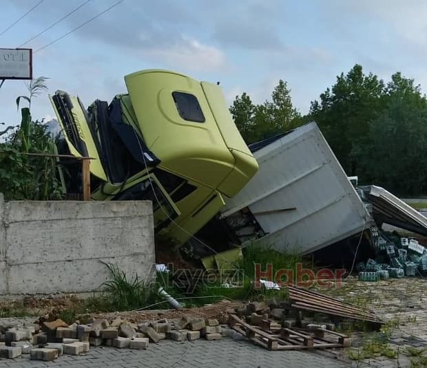 Tır elektrik direğine çarptı, sürücü kaçtı