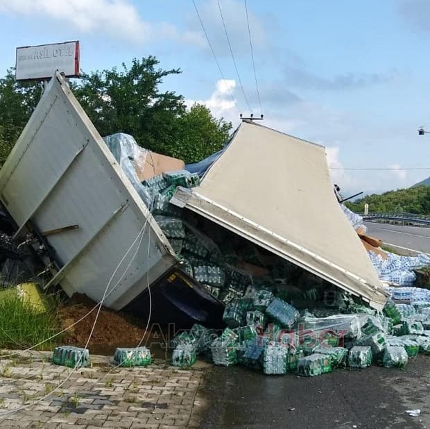 Tır elektrik direğine çarptı, sürücü kaçtı