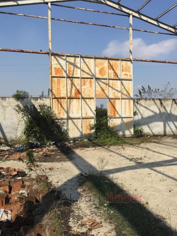 Koca tesisi söküp çalmaya çalıştılar