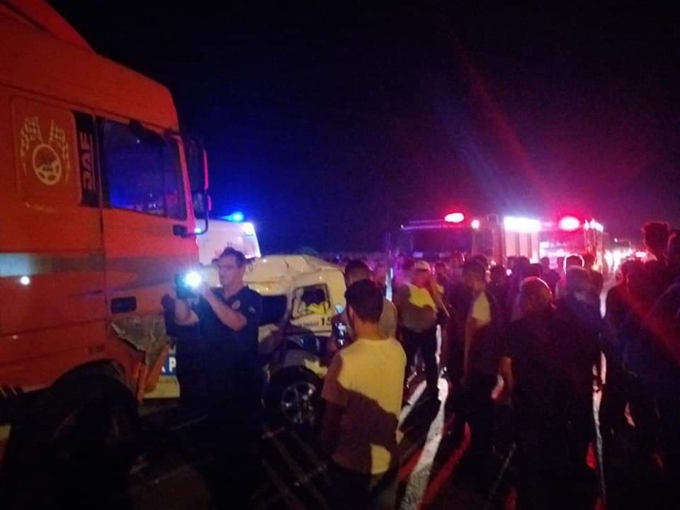 Tır polis aracına çarptı: 1 yaralı