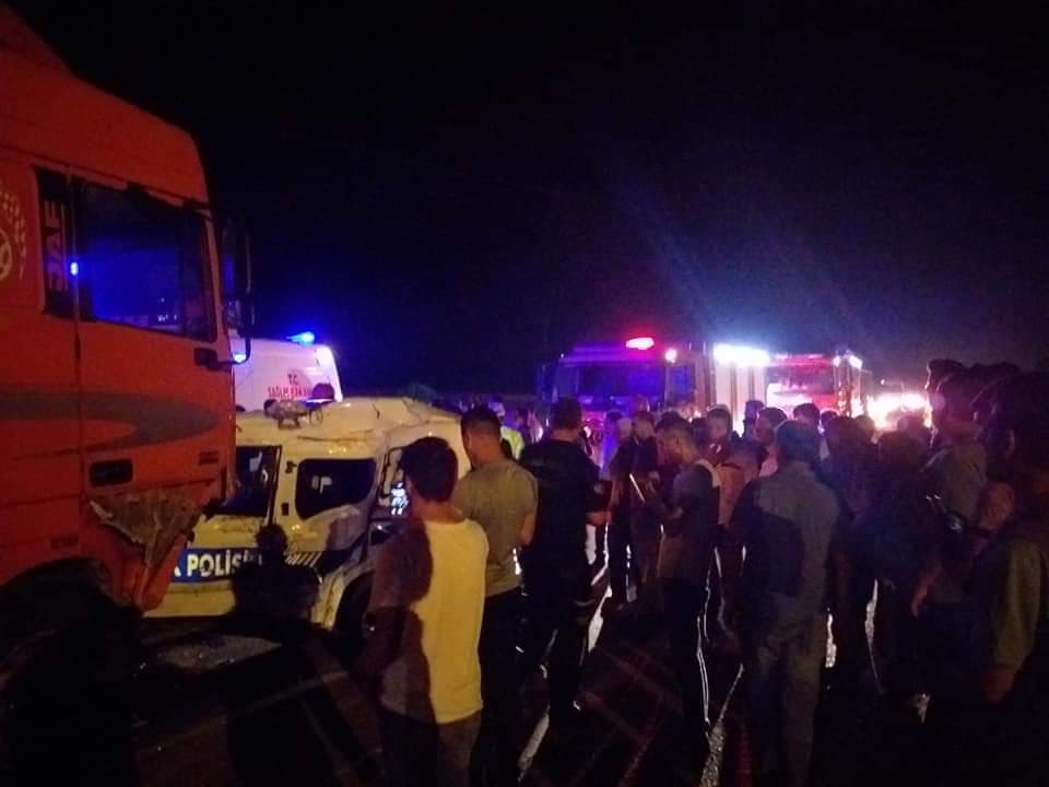 Tır polis aracına çarptı: 1 yaralı