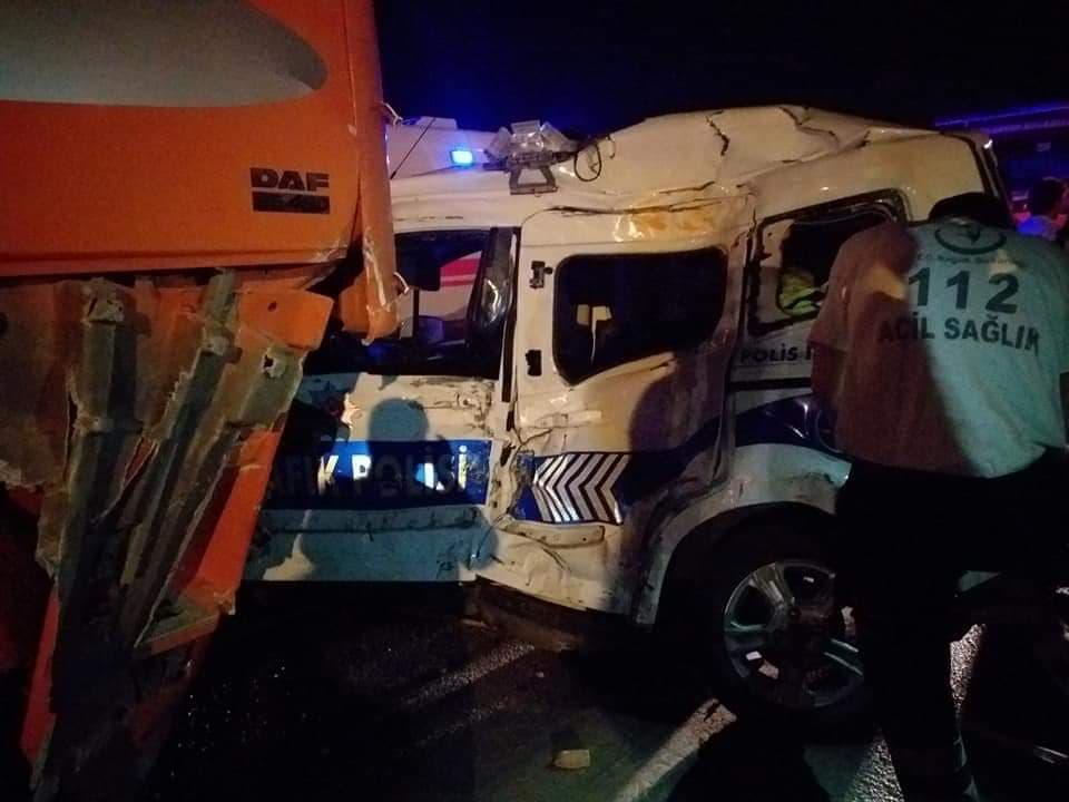 Tır polis aracına çarptı: 1 yaralı