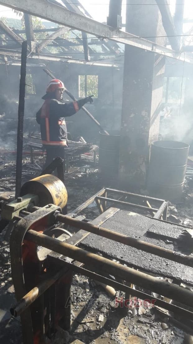 Fabrika alevlere teslim oldu