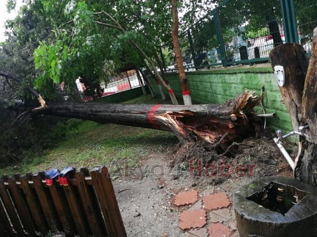 Yağış Akyazı'da hayatı felç etti