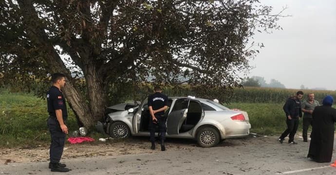 Otomobil ağaca çarptı: 3'ü ağır 5 yaralı