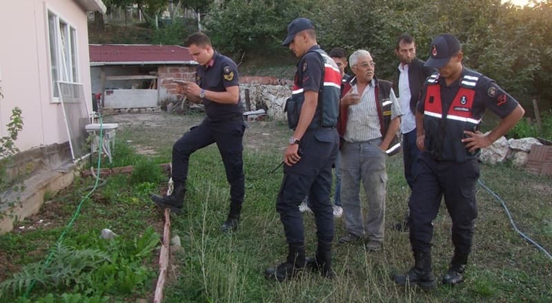 Evlerine taş yağıyor
