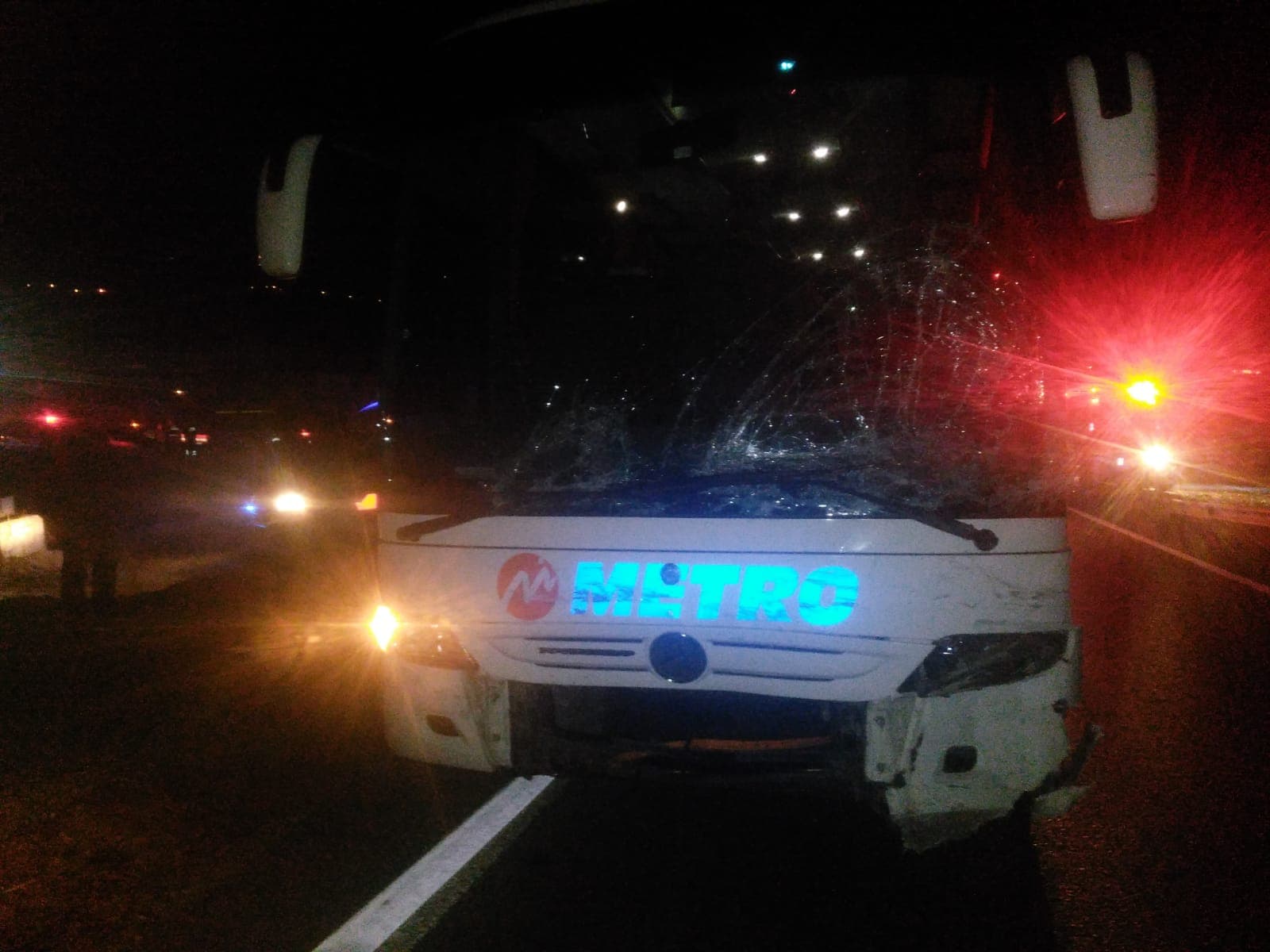 Otobüs otomobili biçti: 1 ölü, 1 yaralı
