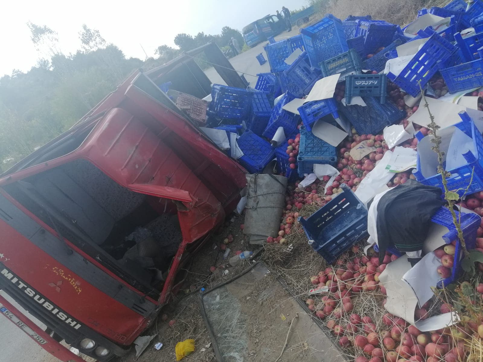 Meyve yüklü kamyon devrildi; 1'i ağır 2 yaralı