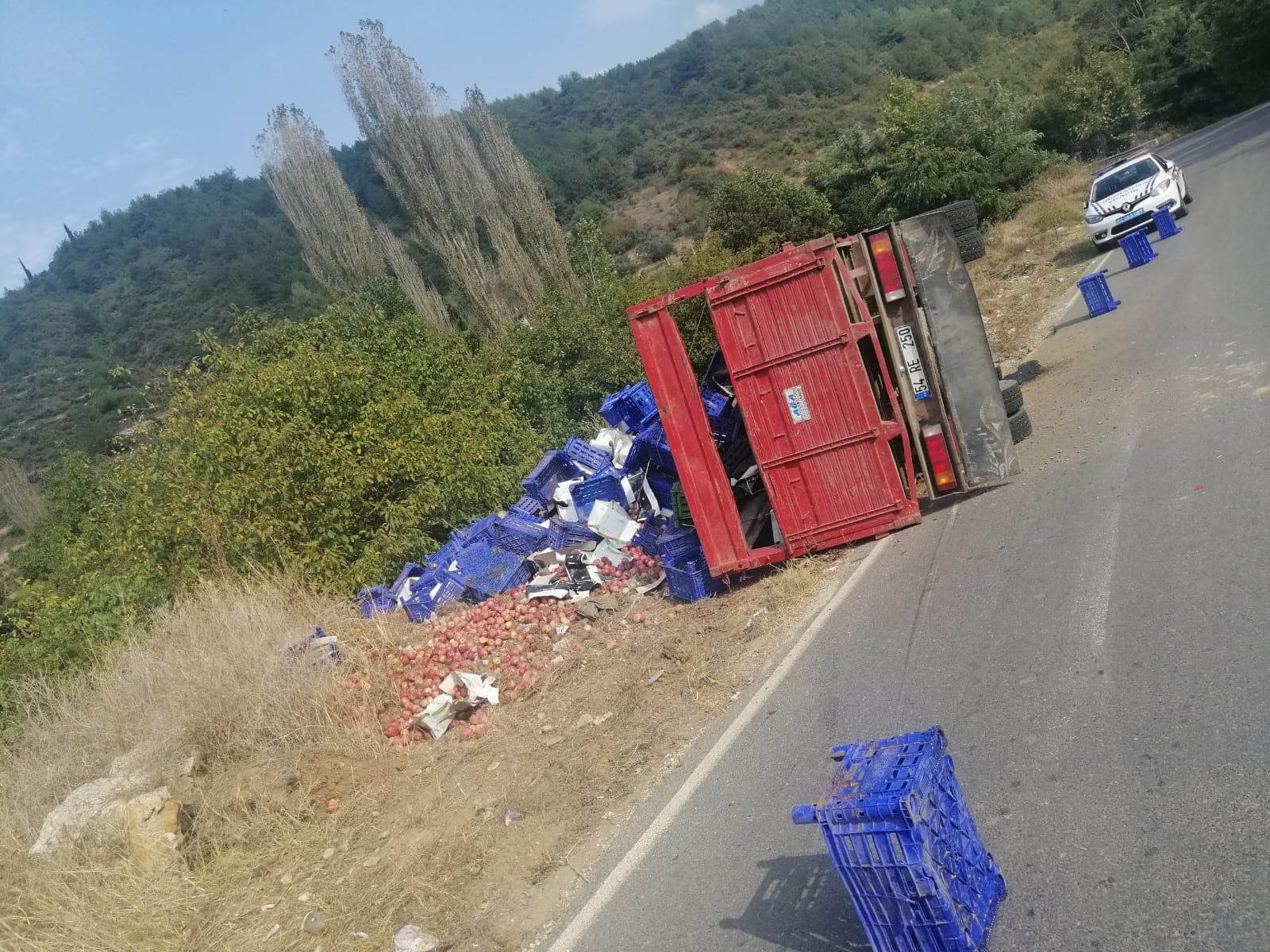Meyve yüklü kamyon devrildi; 1'i ağır 2 yaralı
