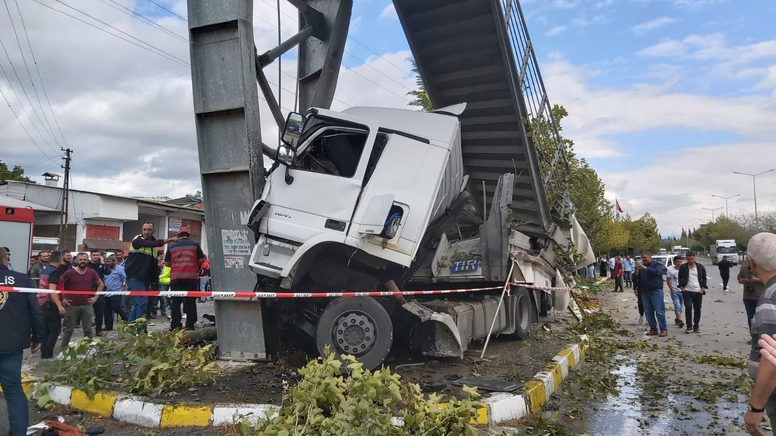 Tır durağa daldı: 1'i çocuk 2 ölü, 3 yaralı