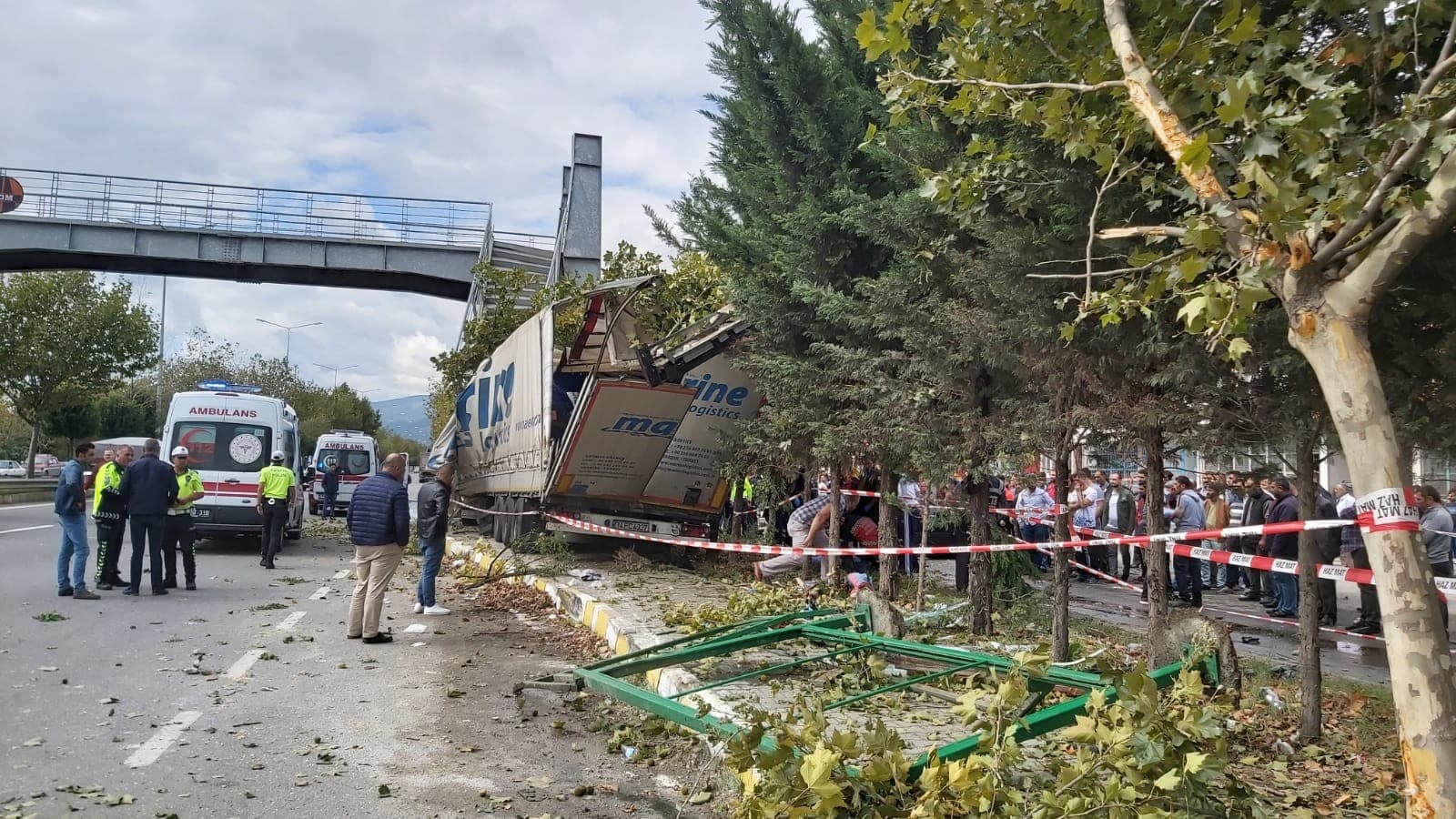 Tır durağa daldı: 1'i çocuk 2 ölü, 3 yaralı