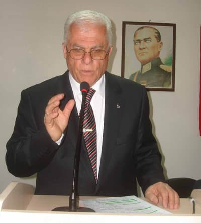 <font face="Arial" size="2" color="#000000"><strong>Pınarlı K&ouml;y&uuml;'ndeki Araziyi Uygun G&ouml;rd&uuml;k </strong></font><br /><br /><font face="Arial" size="2">Şafak;<font color="#333399"> &quot;Derneğimiz 24 Aralık 1994 yılında rahmetli Hendek Belediye Başkanı Zeki C&ouml;mert tarafından kurulmuştur. O tarihte y&ouml;netim kurulu başkanlığı bana tevdi edildi ve o g&uuml;nden bu g&uuml;ne dernek başkanlığını s&uuml;rd&uuml;r&uuml;yorum. İ&ccedil;inde bulunduğumuz 18 d&ouml;n&uuml;ml&uuml;k Eğitim Fak&uuml;ltesi ve y&uuml;ksek okulumuzun bulunduğu Tekel kompleksinin &ouml;nce kiralanması ve daha sonra eğitim ve &ouml;ğretimde kullanılmak &uuml;zere Sakarya &Uuml;niversitesi'ne devri yapılmıştır. Bu devirde Sayın Bakanımız Nevzat Ercan, Yılmaz Karakoyunlu ve Ahmet Haberal'a bize bu imkanı sağladıkları i&ccedil;in &ccedil;ok teşekk&uuml;r ediyoruz. Tekel binalarının devrinin sağlanmasından sonra Hendek halkı ve Hendek Belediyesi ve derneğimiz tarafından yapılmıştır. Daha sonra Sakarya &Uuml;niversitesi tarafından b&ouml;l&uuml;m kurulabilmesi adına arazi tahsis etmemizi istediler. Bizde &ouml;zel idare tarafından bize g&ouml;sterilen &uuml;&ccedil; k&ouml;y arazisinden Pınarlı K&ouml;y&uuml;'ndeki araziyi uygun g&ouml;rd&uuml;k ve bu yerde &uuml;niversitemize &uuml;cretsiz tahsis edildi. Pınarlı K&ouml;y&uuml;'nde 500 kişi kapasiteli bir yurt yapılmıştır&quot;</font> dedi. </font>