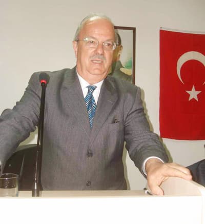 <font face="Arial" size="2" color="#000000"><strong>İkinci &Uuml;niversite, Hendek'in Hakkı</strong></font><br /><br /><font face="Arial" size="2">&Ouml;nlerinde &ccedil;ok b&uuml;y&uuml;k fırsatlar olduğunu ifade eden Dernek Başkanı Nuri Şafak, <font color="#333399">&quot;Sakarya'da <strong>ikinci bir &uuml;niversite a&ccedil;ılacak ise bu yer neden Hendek olmasın?</strong> Altyapısıyla, yurtlarıyla, y&uuml;ksek okulu, fak&uuml;ltesi, kamp&uuml;s&uuml; ve 100 d&ouml;n&uuml;m hazır arazisi ile Sakarya'ya kurulması planlanan ikinci &uuml;niversite, Hendek'in hakkı. İkinci &uuml;niversiteye dernek ve Hendek halkı olarak talibiz&quot;</font> diye konuştu. <br /><br />Şafak,<font color="#333399"> &quot;Zaten Hendek Belediye Başkanımız Ali İnci bunu daha &ouml;nceden g&ouml;rerek</font><strong><font color="#333399"> 'Doğu Marmara</font><font color="#333399"> &Uuml;niversitesi' olarak adını koymuştu. Kimse bu iş ger&ccedil;ekleşir mi diye d&uuml;ş&uuml;nmesin bizim ge&ccedil;mişte yaptığımız m&uuml;cadeleler bunun ispatıdır &quot;</font></strong>diye konuştu. </font>