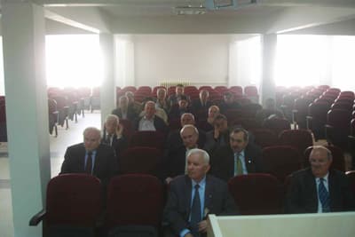 <font face="Arial" size="2" color="#000000"><strong>Hendek'te Kurulmamasının Hi&ccedil;bir Sebebi Yok</strong></font><br /><br /><font face="Arial" size="2">Hendek Eğitim Fak&uuml;ltesi Dekanı Prof. Dr. Vahdettin Sevin&ccedil; de dernek &uuml;yelerine yaptığı a&ccedil;ıklamada, <font color="#333399">&quot;Temmuz 1992 yılında Sakarya &Uuml;niversitesi'nin kuruluş kanunu &ccedil;ıktı. Şimdiki Belediye Başkanımız Ali İnci en fazla olmak &uuml;zere &uuml;niversitemize &ccedil;ok b&uuml;y&uuml;k destek sağlamışlardır. Doğru yapmışlardır, g&ouml;revlerini yapmışlardır. Bu nedenle kendilerini ş&uuml;kranla anıyoruz. 100 d&ouml;n&uuml;m hazır arazimiz var. 6000 civarında &ouml;ğrencimiz var. Belediye başkanımızın b&uuml;y&uuml;k destekleriyle &uuml;niversitemizin desteğini almakta bir problemimiz yok. Bunun arkası iyi takip edilebilirse bu &uuml;niversitenin Hendek'te kurulmamasının hi&ccedil;bir sebebi yok. Gerek Sakarya &Uuml;niversitesi gerekse fak&uuml;ltemiz T&uuml;rkiye standartlarında iyi bir yere geldi.&quot;</font> dedi.<br /><br />Ardından yapılan oy verme işleminde dernek başkanlığına Nuri Şafak se&ccedil;ildi. Y&ouml;netim Kurulu &uuml;yeleri ise şunlar: <font color="#333399">M.Zafer Konuk, F.Eymen Atabek, Azmi Eraslan, A.Cevher Bostancı, H.Oğuz Akay, Mesut Atabek, Ziya Atala ve Ali &Ouml;zkoyuncu. <strong>Denetleme kurulu &uuml;yeleri</strong>: Ferhat Pehlivan, Levent B&uuml;lb&uuml;l ve Abdullah.</font></font>