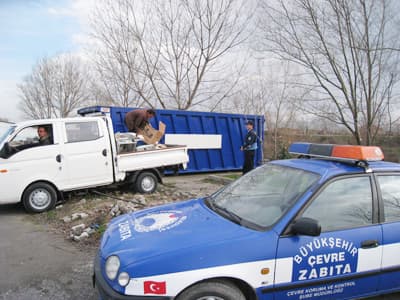 <font face="Arial" size="2">B&uuml;y&uuml;kşehir Belediyesi &Ccedil;evre Koruma Kontrol Daire Başkanlığı yetkililerinin yaptığı a&ccedil;ıklamada şu g&ouml;r&uuml;şlere yer verildi: &quot;Elektronik &uuml;r&uuml;nlerin yapımında klorlu solventler, bromlu alev geciktiriciler, PVC, ağır metaller, plastik ve gazlar kullanılmaktadır. &Ouml;rneğin bilgisayar ve monit&ouml;rlerde kurşun ve bunun gibi insan sağlığını tehdit eden zararlı maddeler bulunmaktadır. Bu atıklar normal durumda kullanıcı i&ccedil;in riskli olmayıp, yok etmek amacıyla atıldıklarında &ccedil;evreye tehlike oluşturabilir.</font>