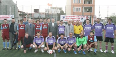 <font size="2"><font face="Arial"><strong><font color="#000000">İnşallah Kazasız, Belasız Tamamlanır</font></strong><br /><br />Turnuva &ouml;ncesi bir konuşma yapan B&uuml;y&uuml;kşehir Belediye Başkanı Zeki To&ccedil;oğlu, <font color="#333399">&quot;Bu t&uuml;r organizasyonlar &ccedil;alışanlarımız arasında kaynaşmayı sağlıyor. Bu g&uuml;zel turnuvayı tertip edenleri kutluyorum. İnşallah kazasız, belasız, sakatlık olmadan bu turnuva tamamlanır. B&uuml;t&uuml;n takımlara başarılar diliyorum&quot;</font> dedi.<br /><br />20 Nisan-14 Mayıs tarihleri arasında Erenler Belediyesi Spor Kompleksi'nde ger&ccedil;ekleştirilecek olan turnuvada, 4 grupta 16 takım yer alacak. Ma&ccedil;lar 50 dakika olarak ger&ccedil;ekleştirilecek. Turnuva sonunda dereceye girenlere &ccedil;eşitli &ouml;d&uuml;ller verilecek.</font></font>