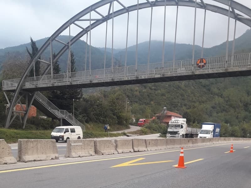 Üst geçidi kullanmadı, canından oluyordu