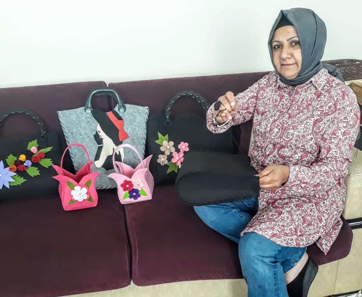 Yaptığı çantalarla hayata bağlandı