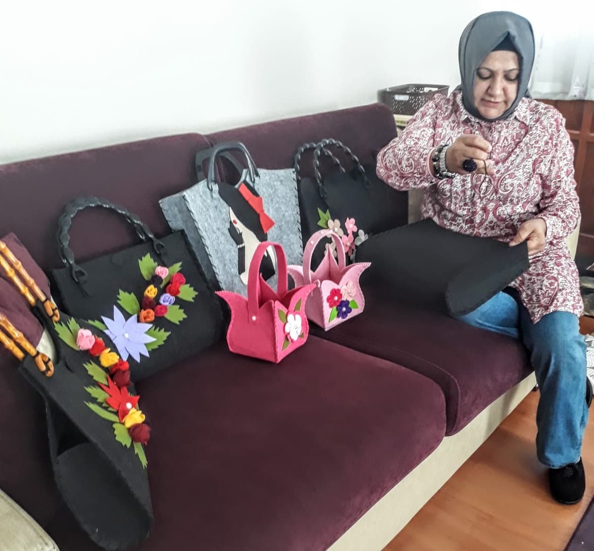 Yaptığı çantalarla hayata bağlandı