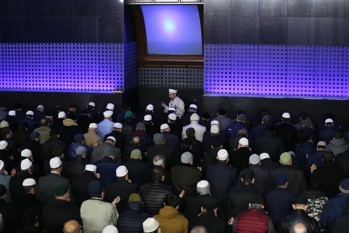 Diyanet İşleri Başkanı sabah namazını kıldırdı