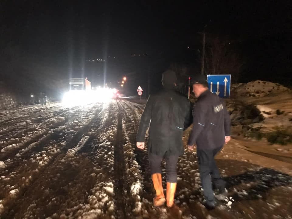 Kar geçit vermedi, araçlar yolda kaldı