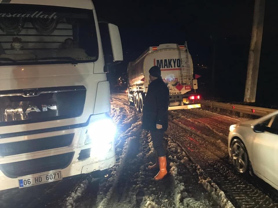 Kar geçit vermedi, araçlar yolda kaldı