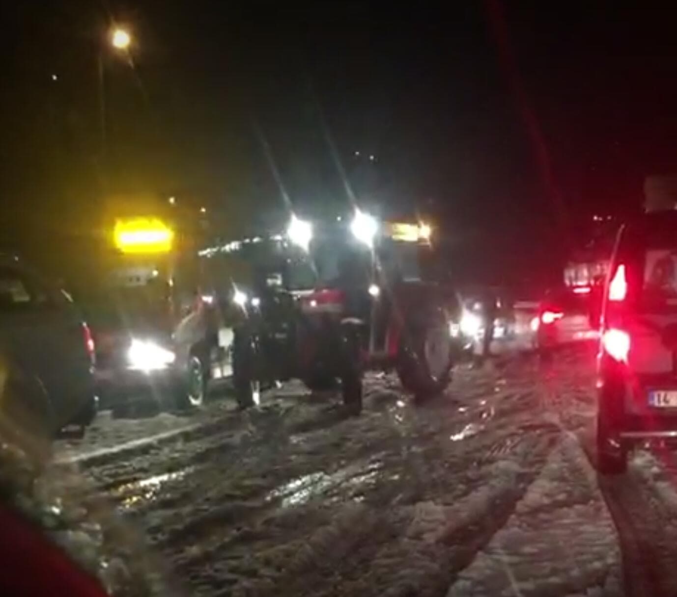 Kar geçit vermedi, araçlar yolda kaldı
