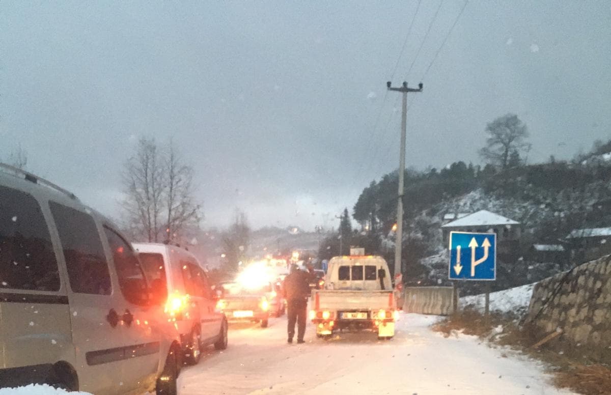 Kar geçit vermedi, araçlar yolda kaldı